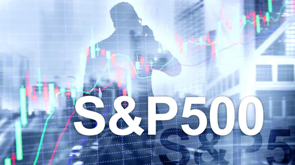Wykres S&P 500, w tle inwestor rozmawiający przez smartfona