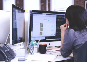 Chcesz się przebranżowić do pracy w branży technologicznej? Sprawdź jak zacząć w IT!