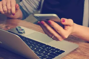 Google Pay - jak włączyć? Jak korzystać z płatności mobilnych?