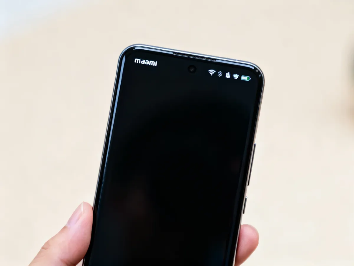 Smartfon Xiaomi z widocznymi ikonami na pasku stanu