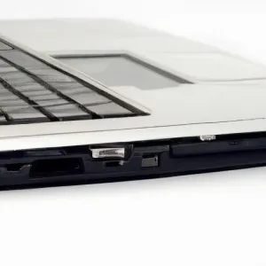Ekran komputera z otwartym oknem informacji o systemie, prezentujący specyfikację techniczną urządzenia.
