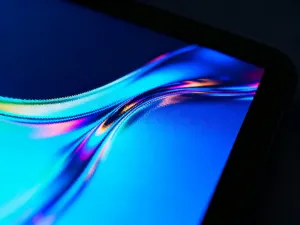 Nowoczesny smartfon na drewnianym biurku z ikonami aktualizacji oprogramowania na ekranie.